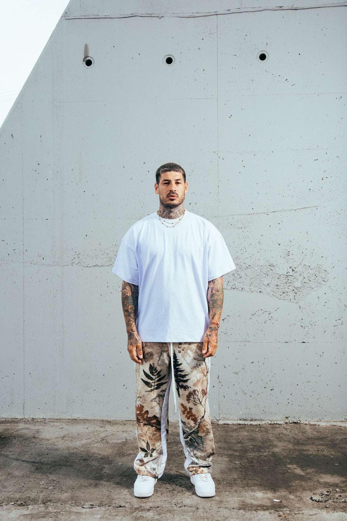 Camiseta Básica Branca Logo E`C.