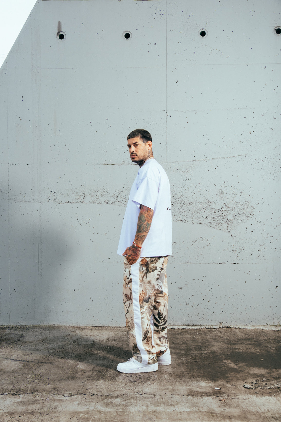 Camiseta Básica Branca Logo E`C.