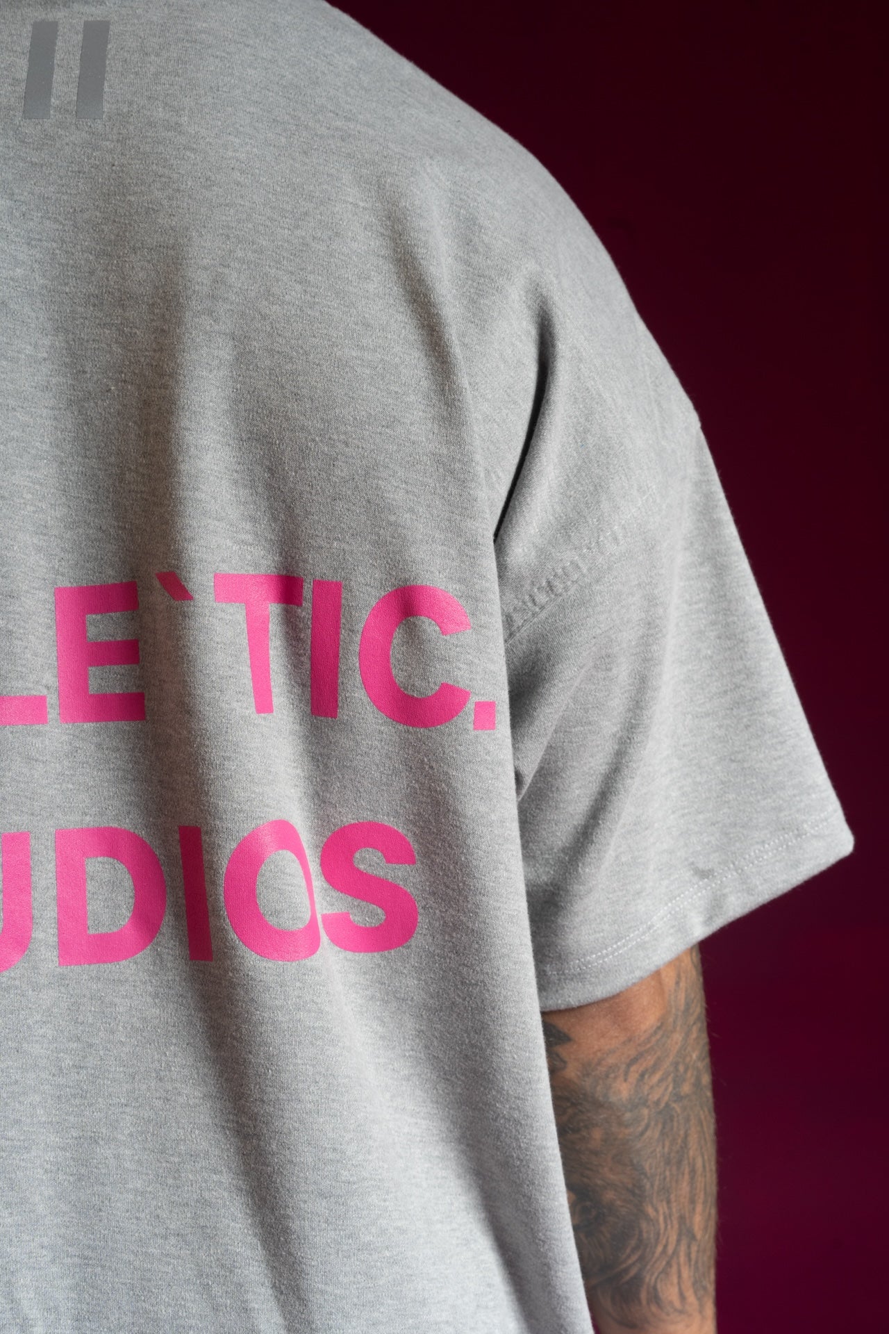 Camiseta Athle`tic. Studios - Cinza/Rosa